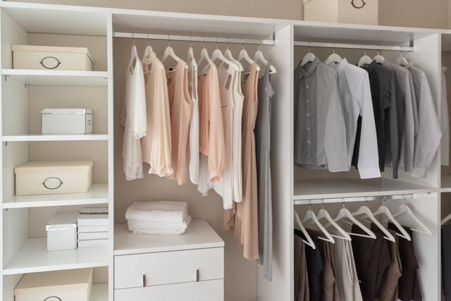 部屋を狭くしている不要な服の山をフリマアプリで簡単断捨離！|21Flowers